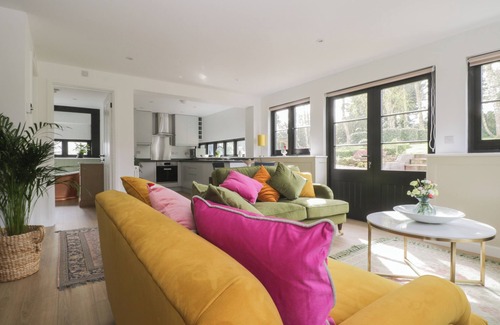 Maidstone Cottage | CHERRY ORCHARD FARM, with a garden in Wateringbury