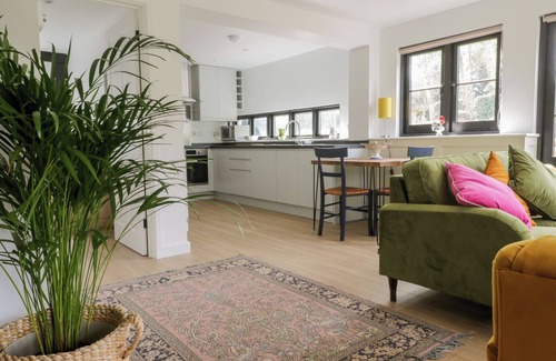Maidstone Cottage | CHERRY ORCHARD FARM, with a garden in Wateringbury