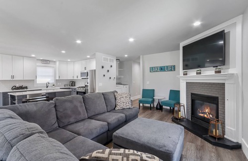 Williams Bay House | Cherry St Retreat, Walk to Geneva Lake, Sleeps 14!
