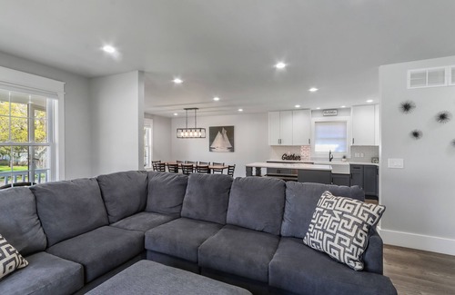 Williams Bay House | Cherry St Retreat, Walk to Geneva Lake, Sleeps 14!