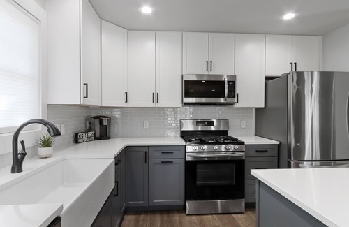 Williams Bay House | Cherry St Retreat, Walk to Geneva Lake, Sleeps 14!