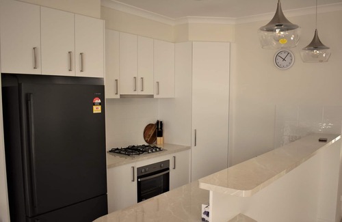 Mildura House | Cherry Villa 2: Luxurious 3BR Inner City Townhouse in Mildura. Free WIFI.