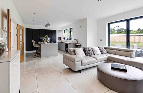 Willaston House | Cheshire. Very Contemporary. Huge Home & Hot tub.