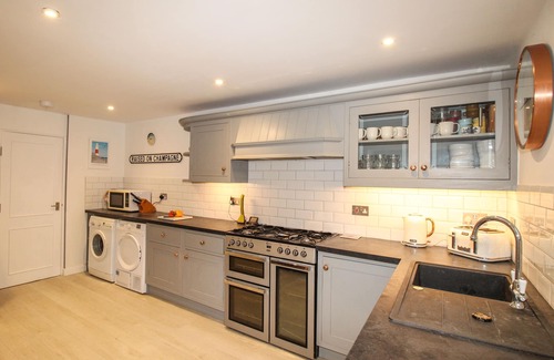 Portland House | CHESIL VIEWS, pet friendly, character holiday cottage in Fortuneswell