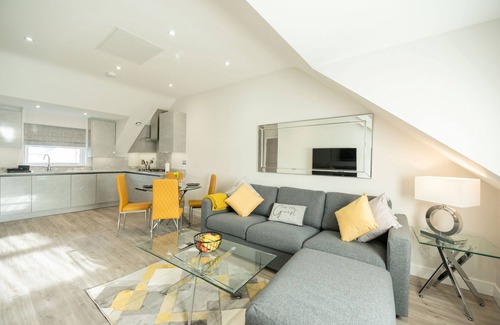 Reading Apartment | Chester House - Premium 2-Bed, 2-Bath w Parking GF