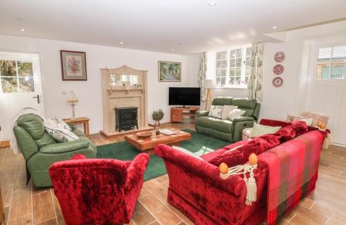 Hollow Meadows House | Chestnut Cottage