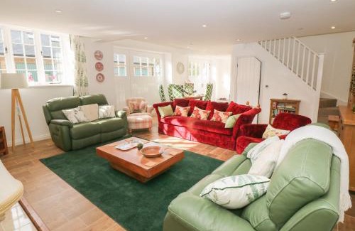 Hollow Meadows House | Chestnut Cottage