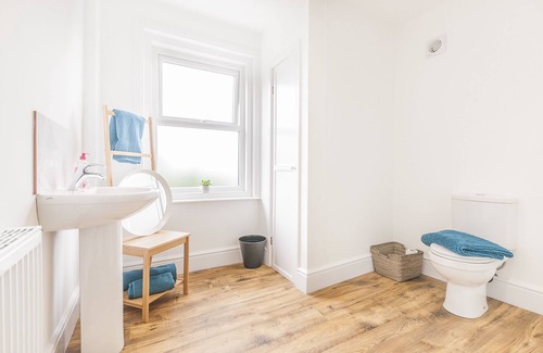Exeter House | Chestnut House , Stylish House center Exeter