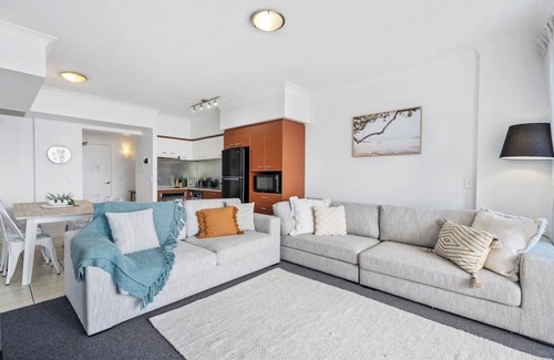 Surfers Paradise Apartment | Chevron: Majestic Ocean Vista w/Resort Amenities