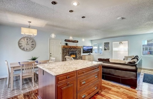 Tahoe Paradise House | Cheyenne Chalet - Low weekday rates for Winter :)
