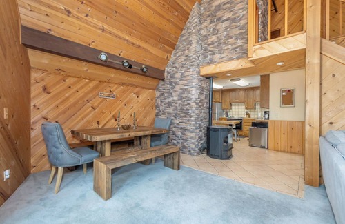 Arnold Cabin | Cheyenne Chalet- A/C, Hot Tub-Sleeps 12