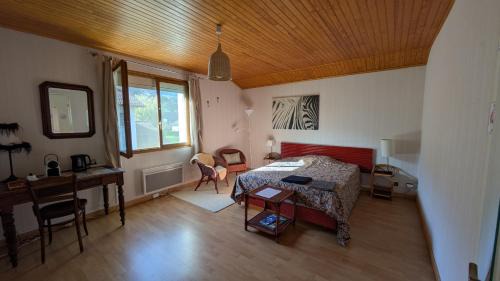 Varces-Allieres-et-Risset House | Chez Claire - Immense chambre, salle de bain indépendante réservée aux voyageurs, quartier calme, parking gratuit dans cour fermée