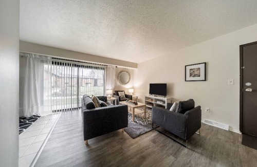 Mentor Apartment | Chic 1 Bd Perfect for Travel Professionals!