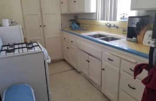 Beverly Hills Apartment | Chic 1-bedroom apartment in lovely Beverly Hills with WiFi, AC