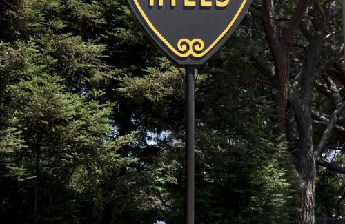 Beverly Hills Apartment | Chic 1-bedroom apartment in lovely Beverly Hills with WiFi, AC
