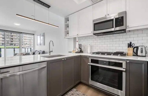 Sunnyside Apartment | Chic 1BR Kensington unit W/Free UG Parking