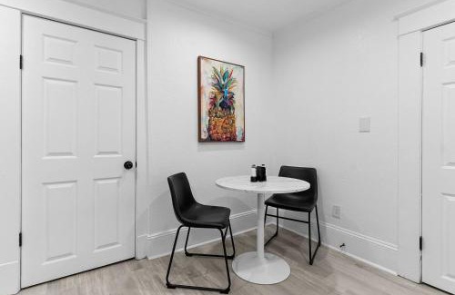 Lake Eola Heights House | Chic 1br Orlando Rental Kitchen & Fast Wi-fi