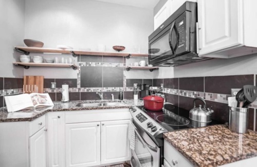 Near Northside House | Chic 1BR Retreat with Sofa Bed, Free Parking