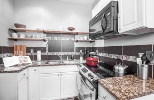 Near Northside House | Chic 1BR Retreat with Sofa Bed, Free Parking