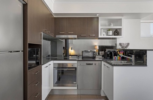 South Brisbane Apartment | Chic 2-Bed Apartment & 5 minutes walk to QPAC