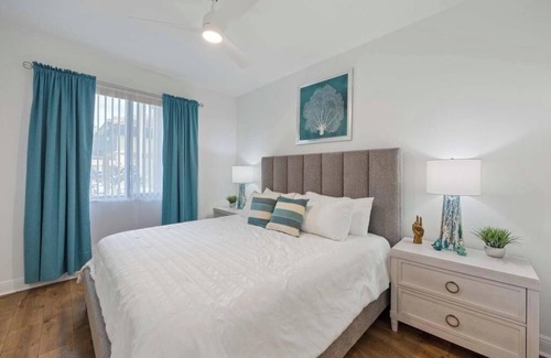Royal Harbor Resort | Chic 2 bed resort, 3 pools, lazyriver, walk to 5th Ave restaurants in fab Naples