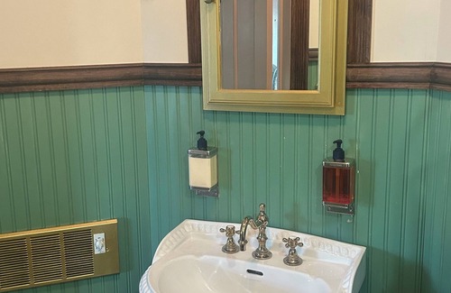 Town of Mount Pleasant Apartment | Chic 2-bedroom apartment with AC, WiFi in welcoming Hawthorne