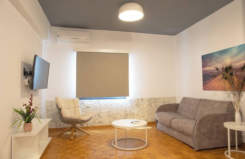 Khalkis Apartment | Chic 2-bedroom apartment ground floor with WiFi, AC in awesome Chalkida