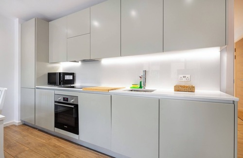 St. Ann's Apartment | Chic 2 bedroom near Central London