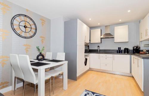 Basingstoke Apartment | Chic 2-bedroom Retreat 7 Mins To Station&shop
