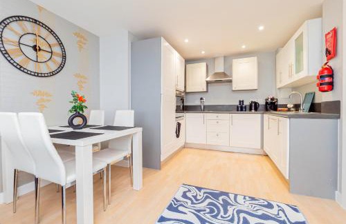 Basingstoke Apartment | Chic 2-bedroom Retreat 7 Mins To Station&shop