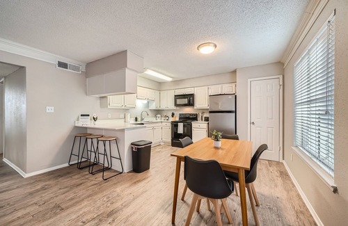 Brentwood Apartment | Chic 2B Getaway | 10min > DTWN | W/D, Pool, Prkg