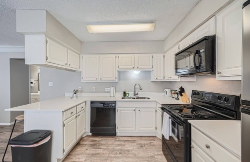 Brentwood Apartment | Chic 2B Getaway | 10min > DTWN | W/D, Pool, Prkg