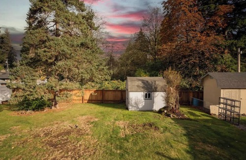 Renton House | Chic 2B1B Lower Unit – Renovated w/Designer Flair