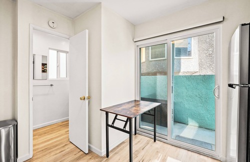El Porto House | Chic 2BD - 1 Block to Beach Heaven