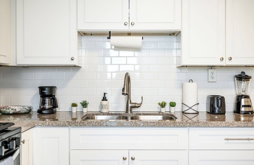 El Porto House | Chic 2BD - 1 Block to Beach Heaven