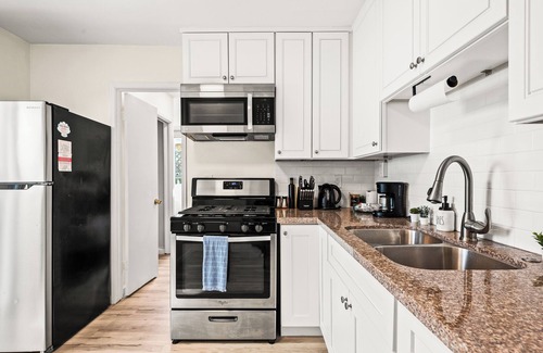 El Porto House | Chic 2BD - 1 Block to Beach Heaven