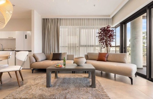 Mea She'arim Condo | Chic 2BDR Parking/Terrace In City Center