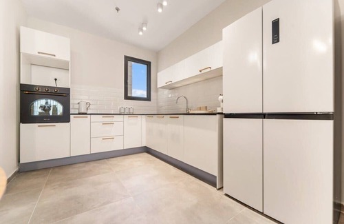 Mea She'arim Condo | Chic 2BDR Parking/Terrace In City Center