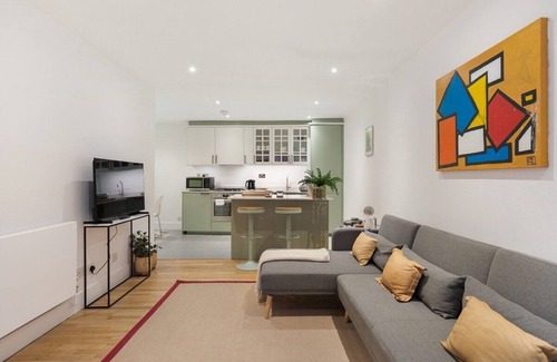 Brixton Hill House | Chic 2Bed/Pr Parking/Clapham