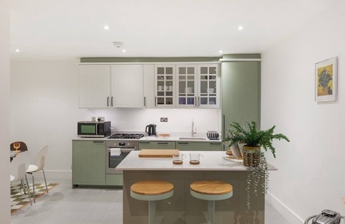Brixton Hill House | Chic 2Bed/Pr Parking/Clapham