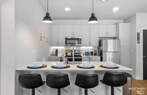 Rogers Apartment | Chic 2BR/2BA Apt. Near UARK, Trails, AMP & Top Golf + Heated Pool + Workspace