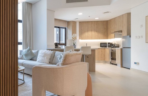 Jadaf Apartment | Chic 2BR Apt with Contemporary Design