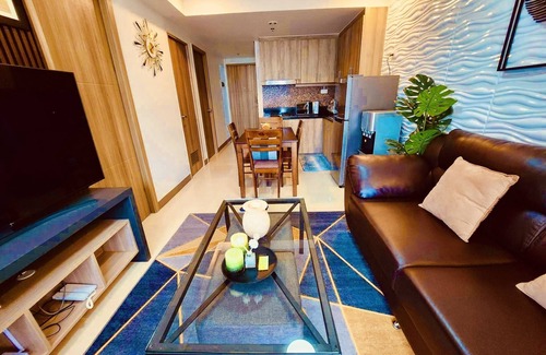 Barangay 76 Apartment | Chic 2BR End Unit with King Bed, Fast Wi-fi FREE Parking~Mall of Asian