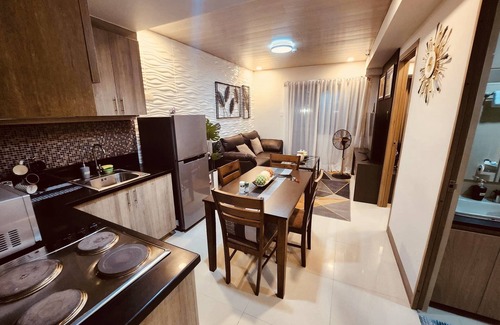Barangay 76 Apartment | Chic 2BR End Unit with King Bed, Fast Wi-fi FREE Parking~Mall of Asian