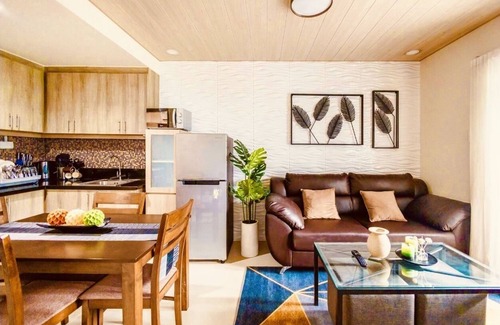 Barangay 76 Apartment | Chic 2BR End Unit with King Bed, Fast Wi-fi FREE Parking~Mall of Asian