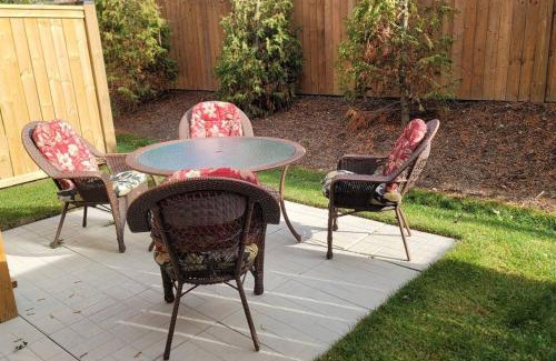 Hespeler House | Chic 3 Bedroom w/ parking, EV charger