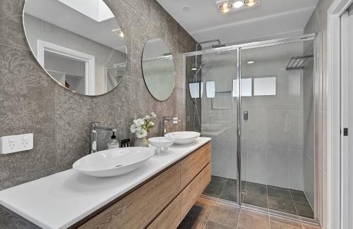 Malua Bay House | Chic 4-Bed with 3 Living Areas & Alfresco Dining