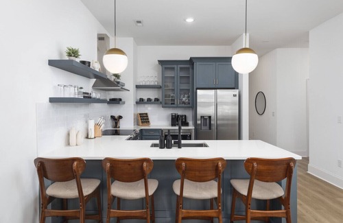 Cleveland Park House | Chic 5 Bed, 2 Bedroom Free Parking - 3 miles to Broadway