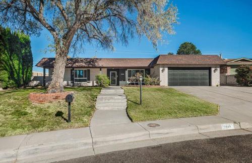 Northeast Heights House | Chic 5 Bed Rooms Boho Retreat with - Games & Outdoor Movies!