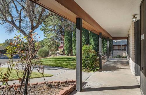 Northeast Heights House | Chic 5 Bed Rooms Boho Retreat with - Games & Outdoor Movies!